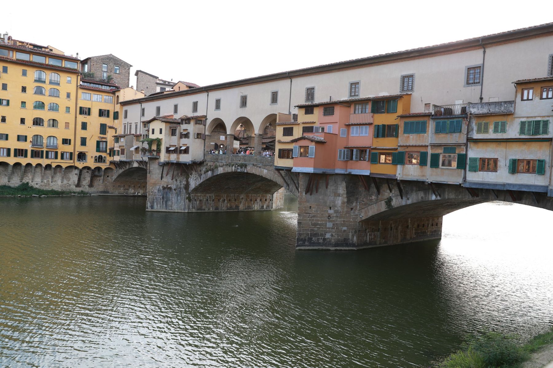 Ponte Vecchio con le botteghe sospese sull'Arno